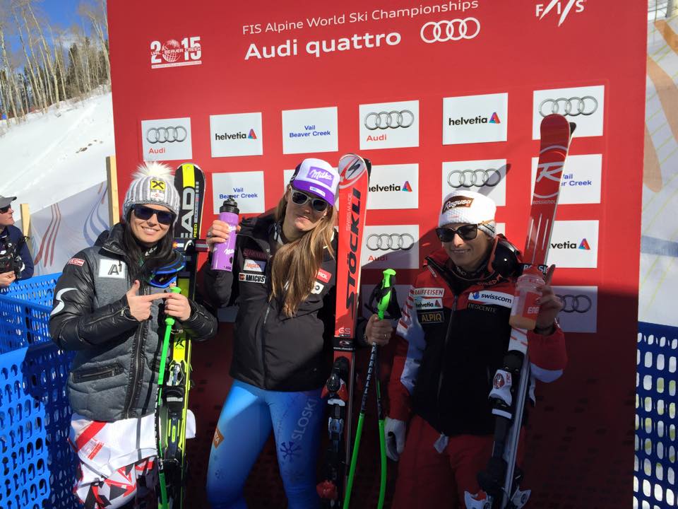 V tesnom súboji zlato v zjazde pre Mazeovú