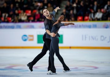 Krasokorčuľovanie ME Minsk: Vanessa Jamesová a Morgan Cirpes majstrami, Michail Koljada priebežne vedie