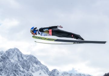 Úvodné preteky SP v skokoch na lyžiach vyhrali Rakúšania