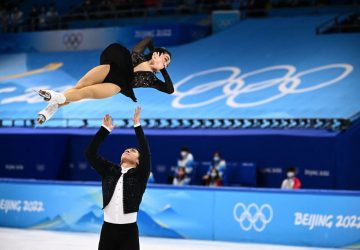 ZOH Peking – krasokorčuľovanie: Olympijské zlato si vyjazdil domáci pár Suiová a Han