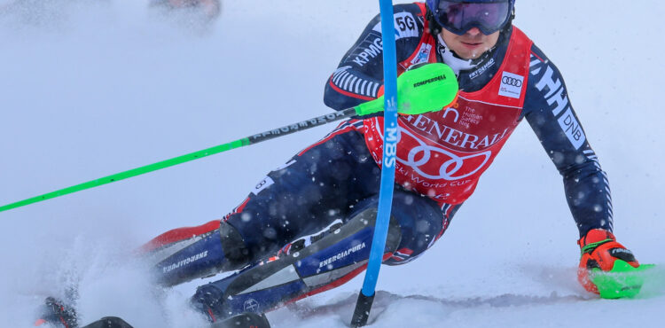 SP Wengen: Henrik Kristoffersen s jubileom slalome, je znova v červenom